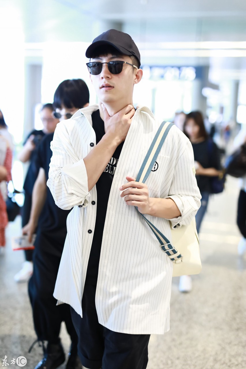 黄景瑜穿白条纹衬衫搭配黑短裤现身机场,戴棒球帽和墨镜又酷又帅