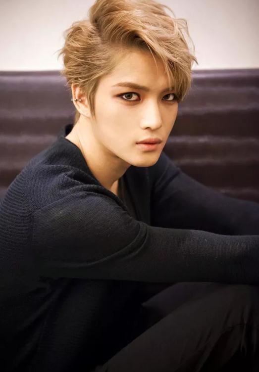 男星妆容怎么了?浓眼影粗眼线,眼妆竟然比女星还要浓?