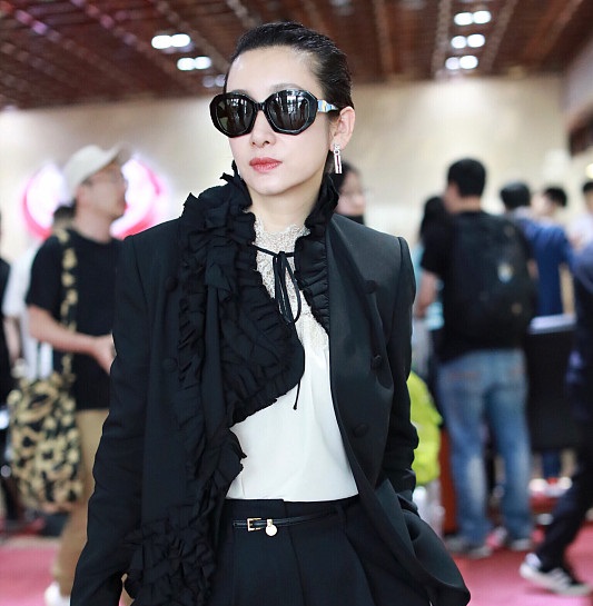 秦海璐一身霸气的黑衣look干练十足,简直掰弯直女,整个人气场全开!
