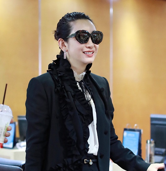 秦海璐一身霸气的黑衣look干练十足,简直掰弯直女,整个人气场全开!