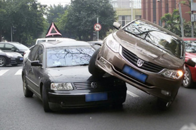摄影师拍下最搞笑的车祸现场,图2轿车会游泳,图3自行车才是重点