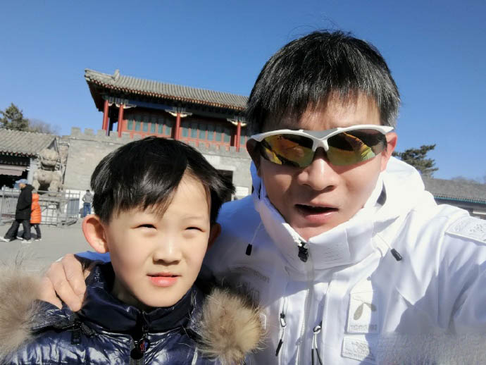 杨志刚与儿子生活近照,疼老婆从不当众秀恩爱,儿子帅气像极了他