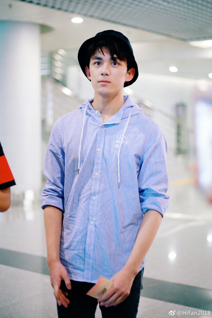 吴磊穿蓝色条纹衬衫搭配破洞牛仔裤现身机场,笑容灿烂帅气十足!