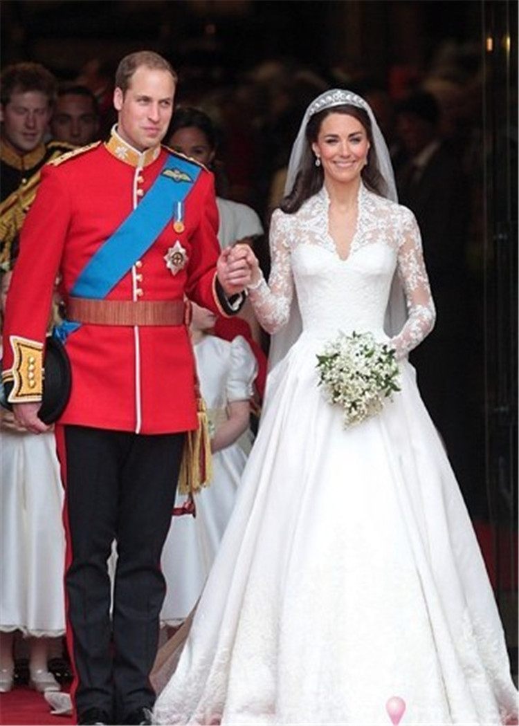 英国哈里王子大婚在即,回顾英国皇室经典的婚礼,老照片见玄机