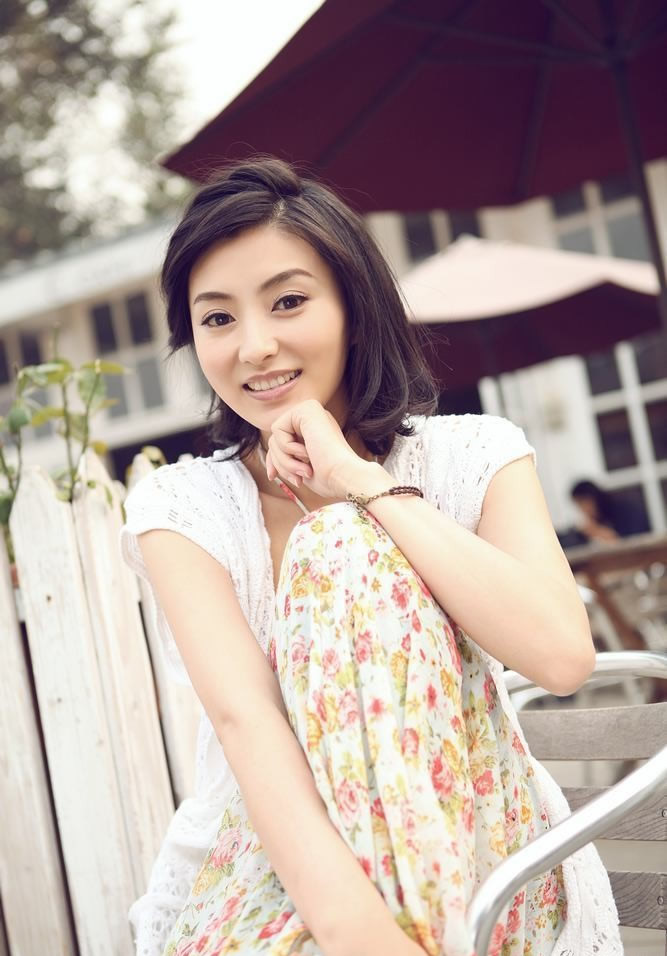 斓曦身上是多元素的结合,简直就是行走在路上的美丽风景