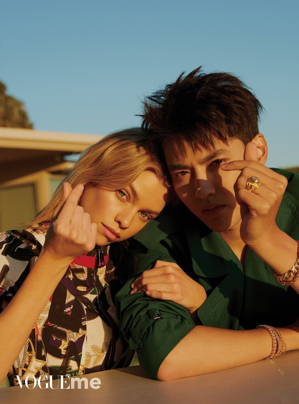 吴亦凡携手超模拍时尚大片!对镜头比心默契十足似情侣!