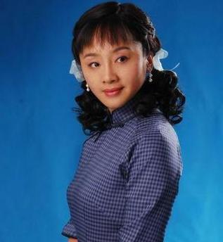 她曾多次上春晚表演小品,老公的成名离不开她的功劳,可还是分开