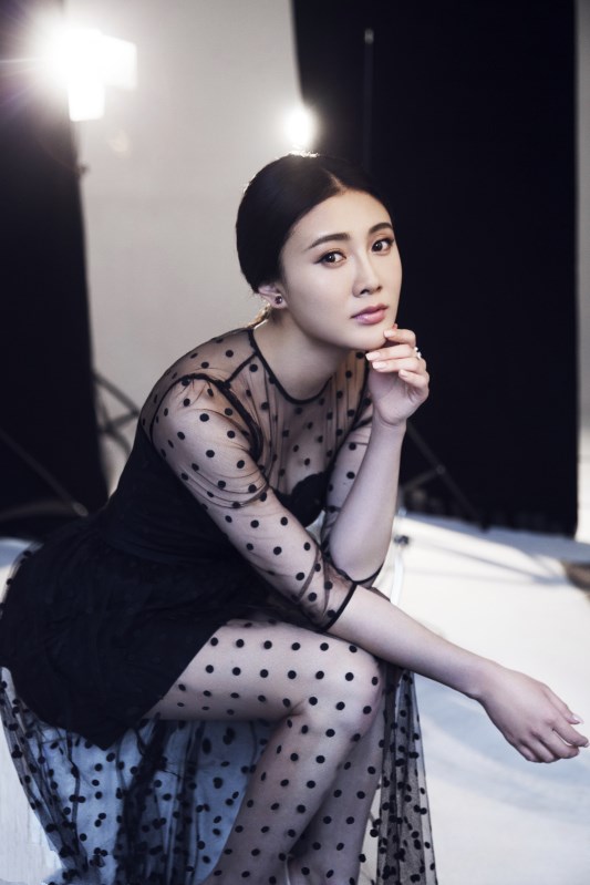 张译木美照,身穿黑色透视网纱,体态丰腴,简直美上天