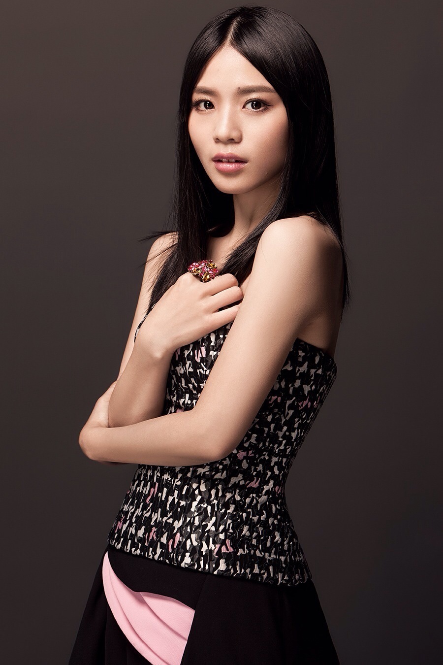 黄英五张超美的照片,图二完美展现女神气质,第五张迷倒三万粉丝