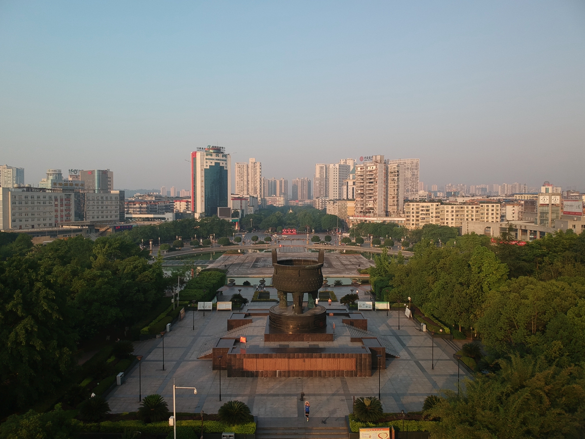 晨辉中的广安思源广场 群众在朝霞中翩翩起舞