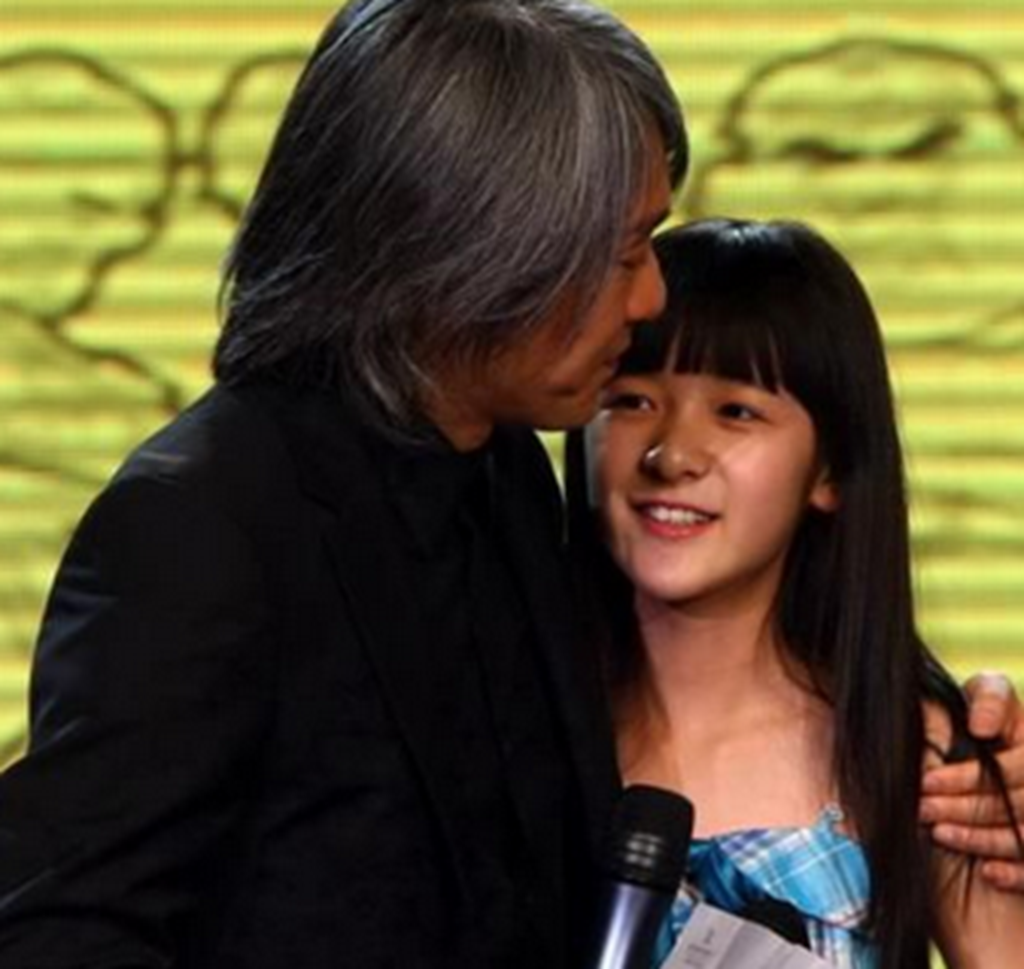 她是周星驰的干女儿,九岁就让周星驰捧红,如今是越长越美