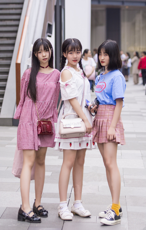 成都街拍:图2的三位00后小姐姐,哪一位能入得了你的法眼?