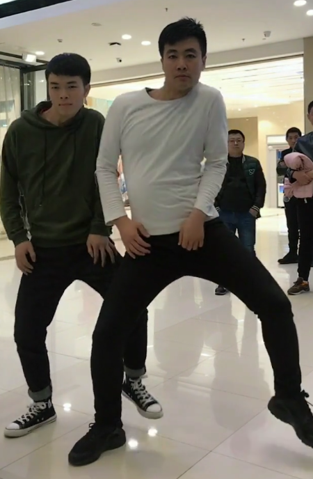 商场里男子跳"断头舞"吓坏了众人,不得不说舞技了得