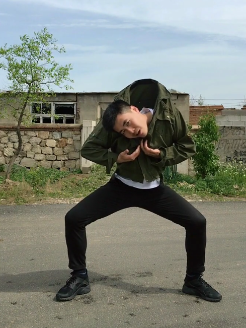 农村男子跳"断头舞"吓坏旁边看热闹的大爷