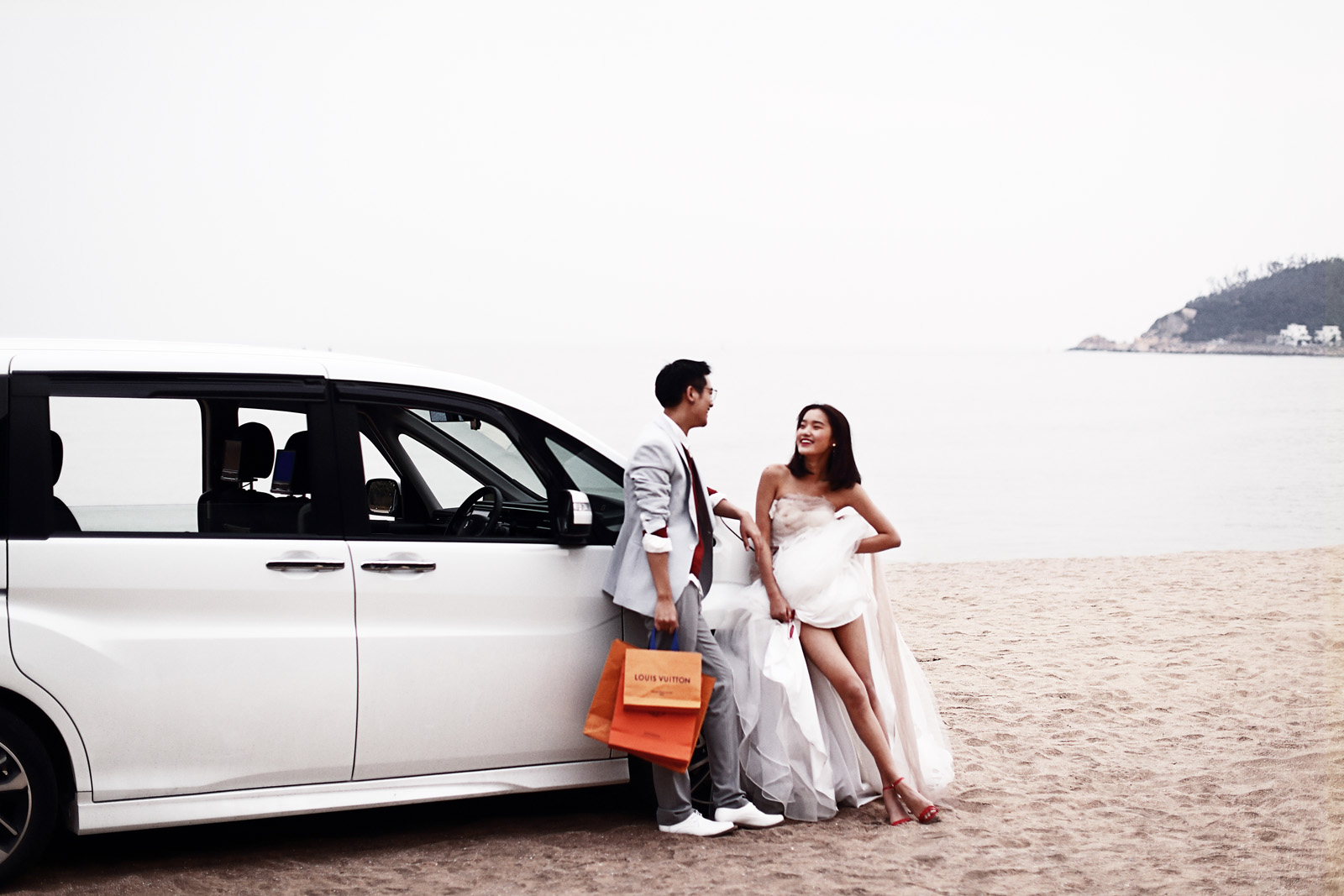 准新郎新娘在车上就把婚纱照拍了,网友:简单又幸福!