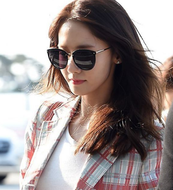 戴上墨镜的林允儿女神,莫名的觉得她有点可爱