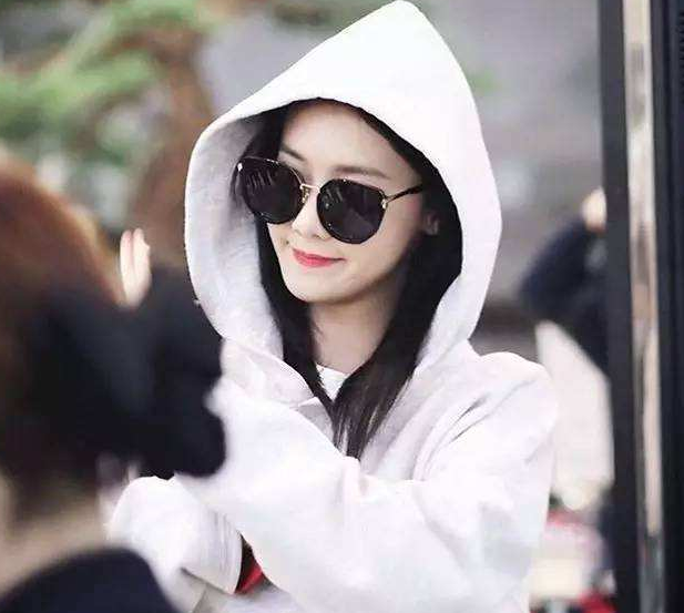 戴上墨镜的林允儿女神,莫名的觉得她有点可爱