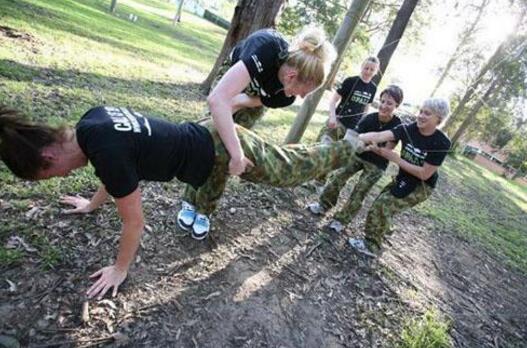 直击"坐在矿车上的国家",唯美国马首是瞻,今却向我国示好!