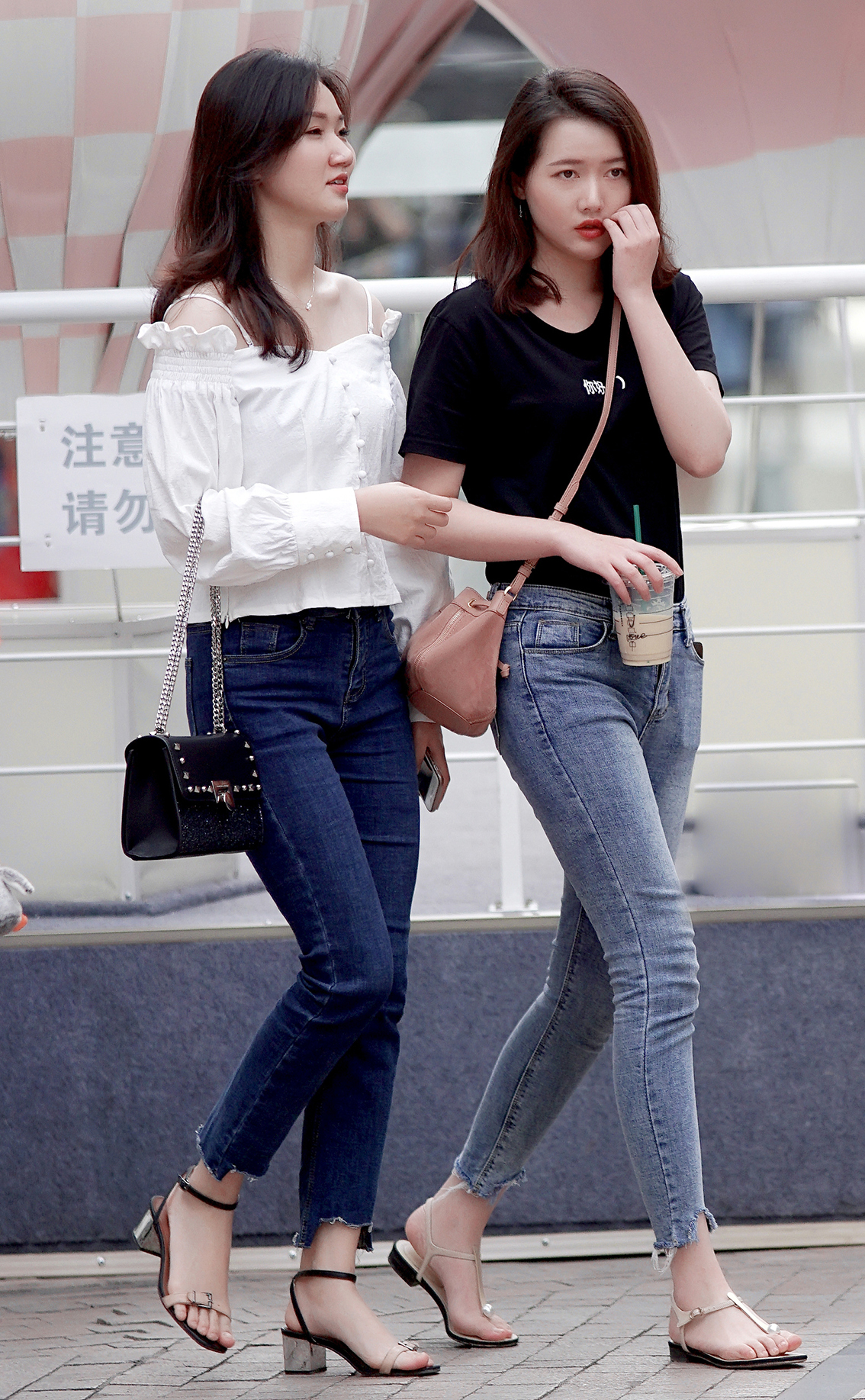 街拍:妹子们和闺蜜的颜值与搭配都是那么的迷人