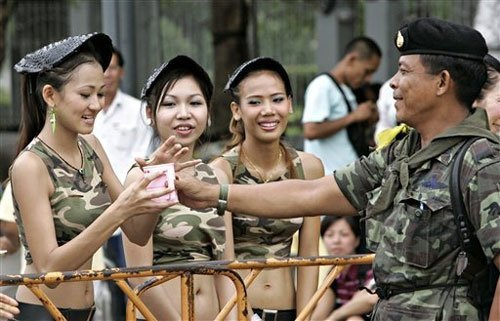 反击战中,越南女兵军营被攻破,我军进入后看到这一幕,都哽咽了