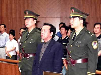她姿色过人,中日混血,从小司机到高官夫人,最后成贪官"姘头"