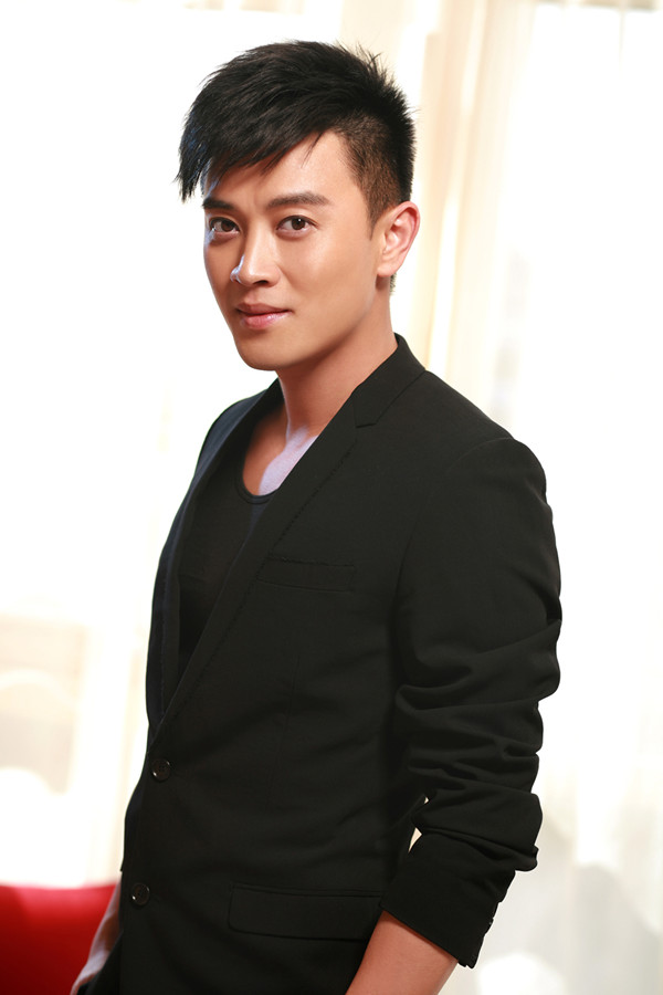 蒋毅温婉的就像是一个书生,儒雅绅士气息由内而外散发出来