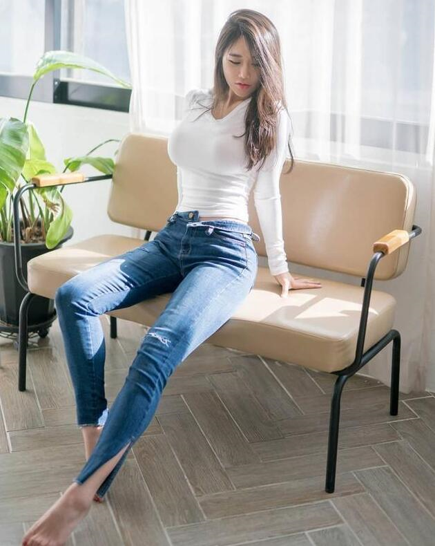 意气风发的牛仔裤女神,身材比例很好,显得挺拔有型!