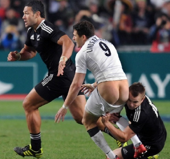 足球场上的搞笑瞬间,图1我不笑,图3我也不笑,图4笑的"蛋疼"