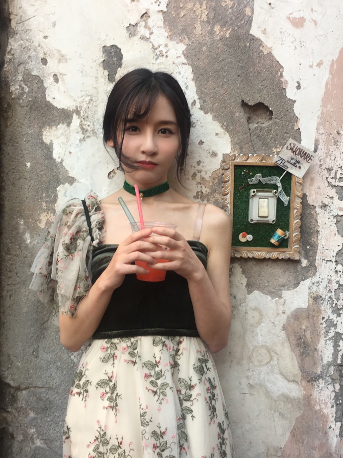 snh48成员曾艳芬美照,相貌乖巧伶俐,透露着一股稚嫩的气息