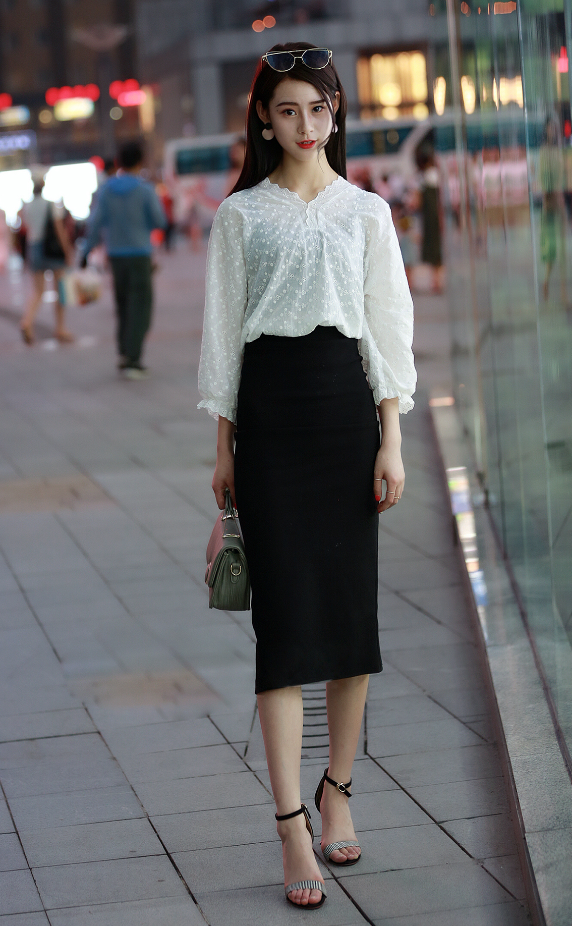 街拍:裙子搭配时尚高跟鞋,让小姐姐们展现出优雅的女人味
