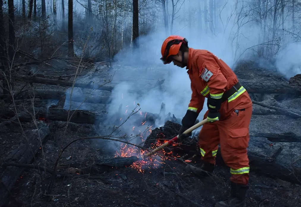 黑龙江大兴安岭发生森林火灾 200余名官兵迅疾赶赴火场救援