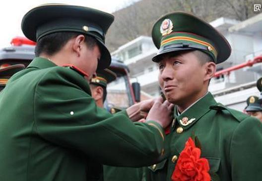 震撼人心的军人照片,你能忍到第几张不哭?致敬让人感动的军人!
