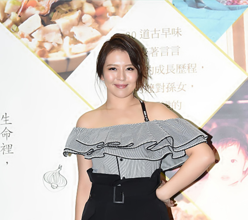 30岁刘品言近照,发福肉嘟嘟模样认不出,孤身一人与爱犬作伴