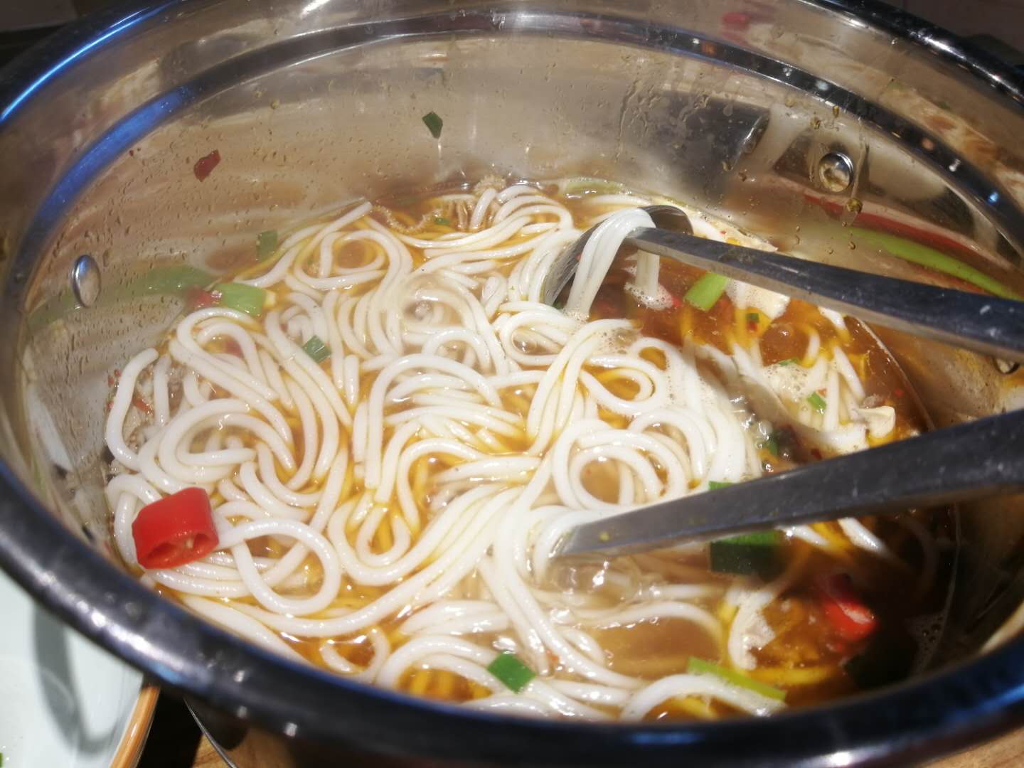 常德牛肉炖粉,米粉放入牛杂汤里炖,鲜辣入味,汤都想喝掉了!