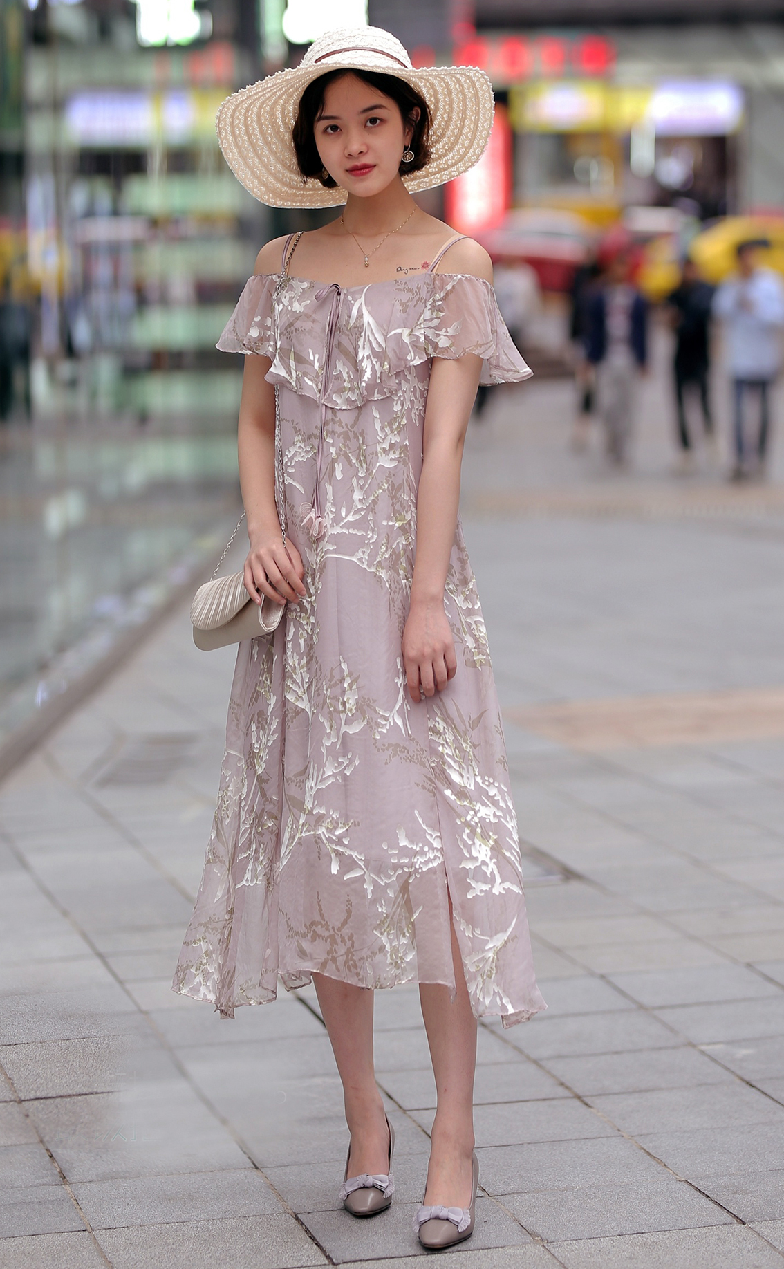 街拍:半透视纱裙让妹子们展现出千娇百媚的气质,给人无限的遐想