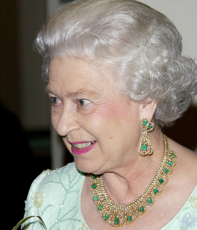 英国女王的皇室项链:图1是加冕标配,最后一款从9岁戴到现在!