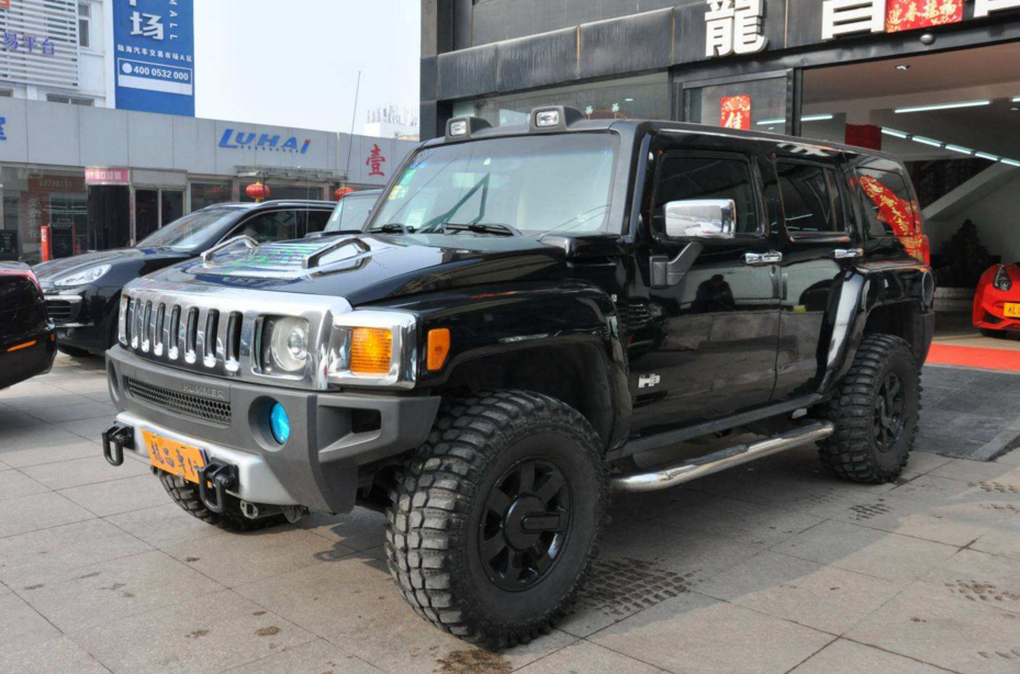 在保持了悍马h2粗犷风格的同时,悍马h3较小的车身更适合城市驾驶,而且