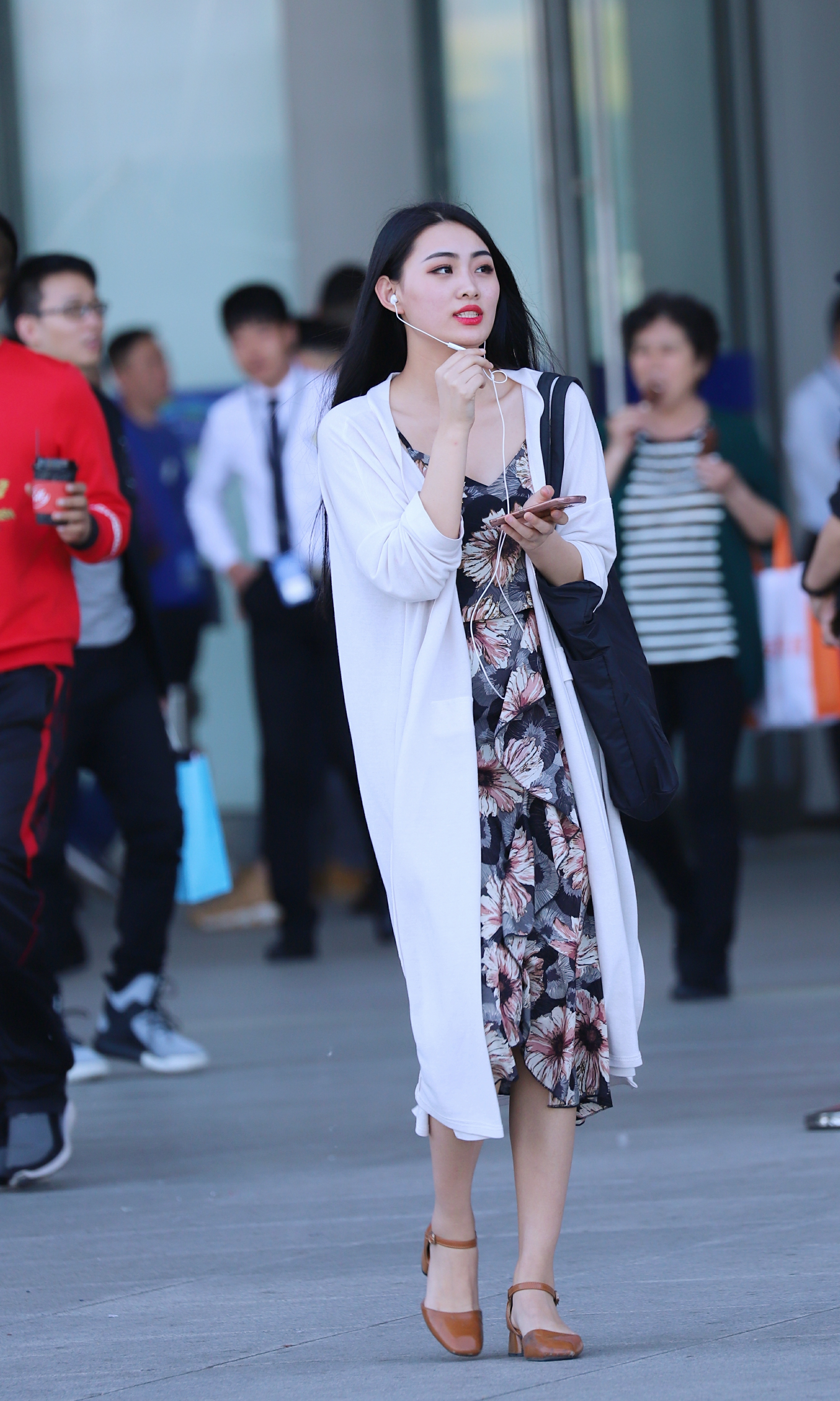 天津街拍:姑娘们充满青春活力与自信,她们中会有你喜欢的吗?