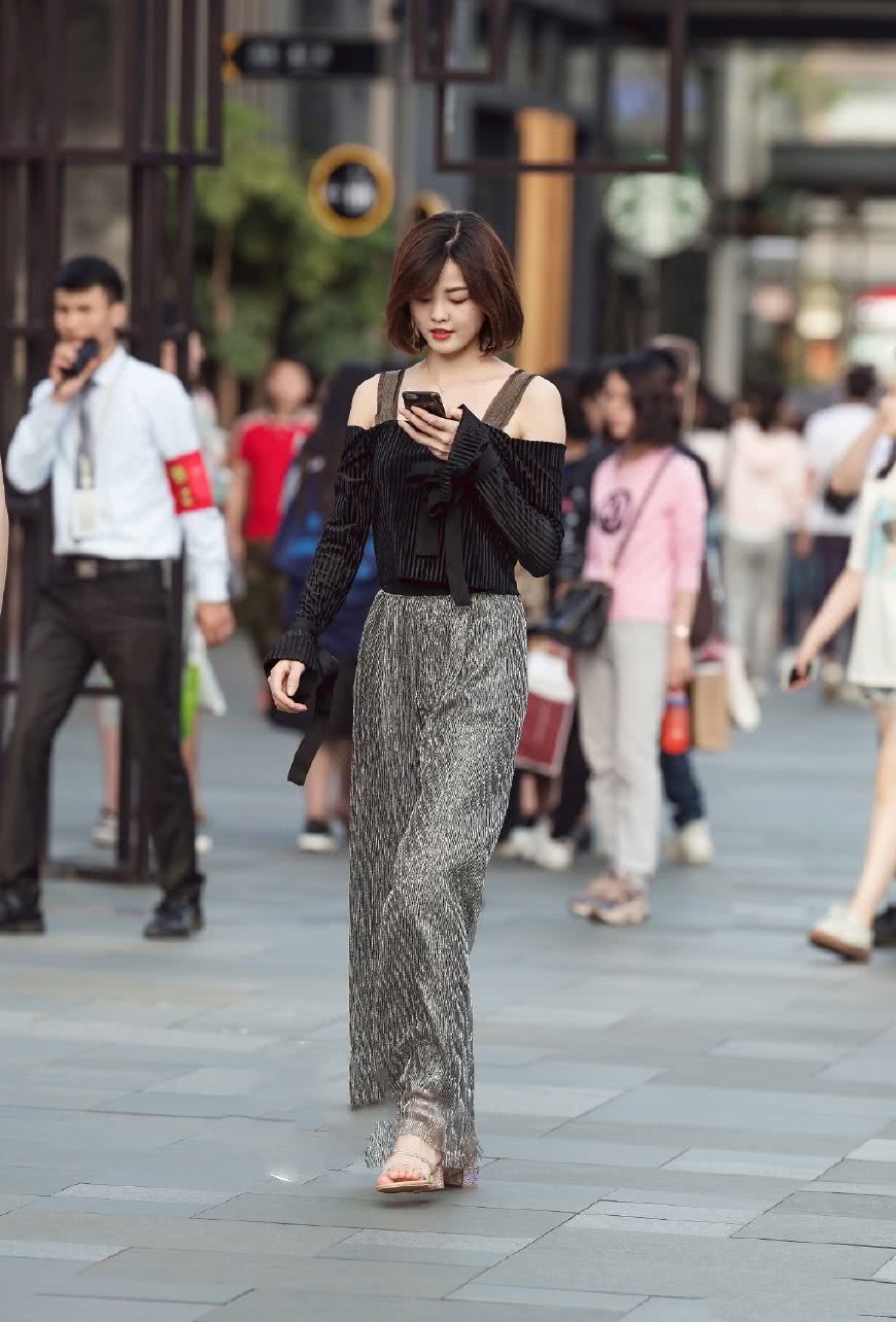 街拍:小姐姐属于耐看型的美女,美腿更耐看!
