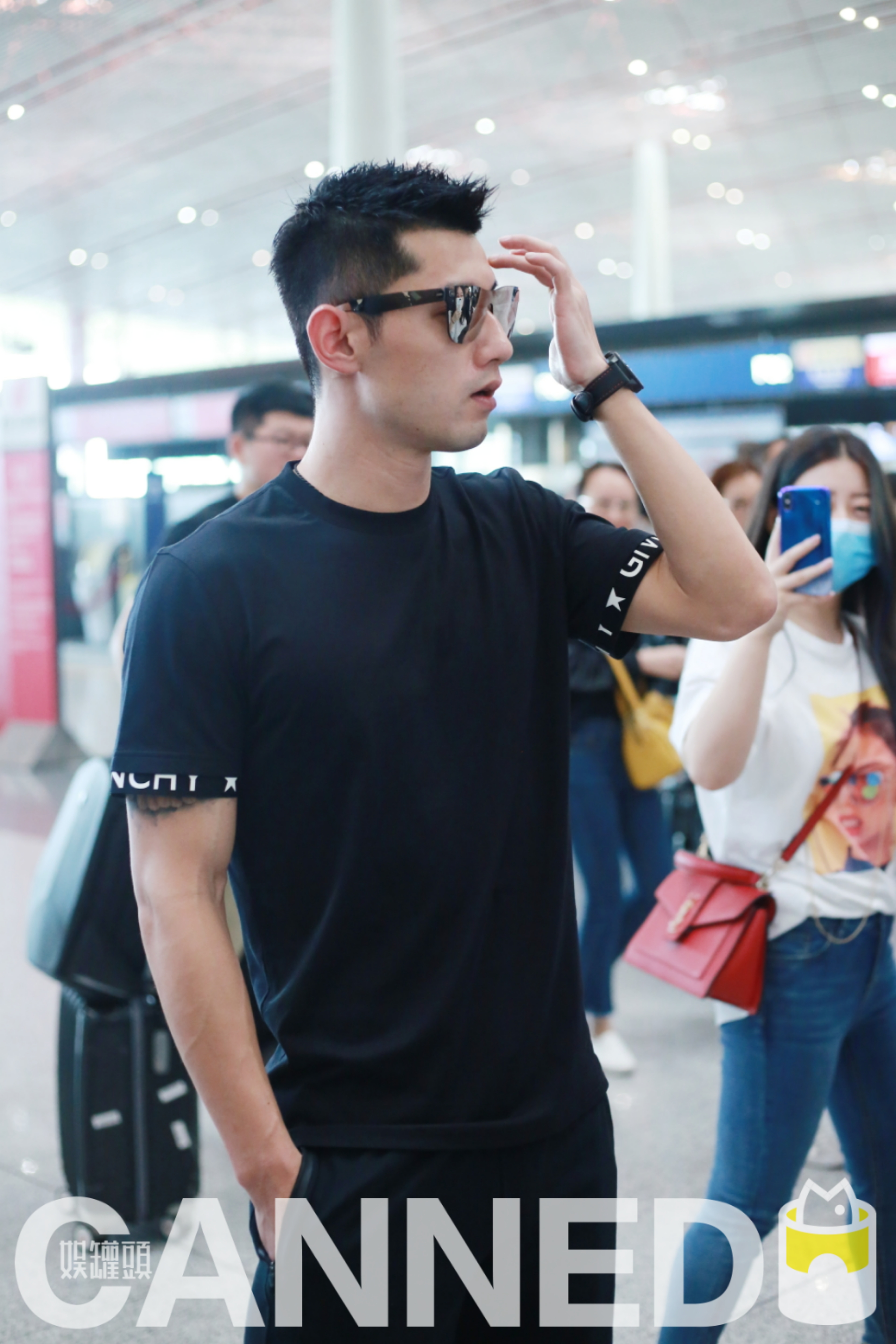 张继科现身北京机场,气场强大活力满满