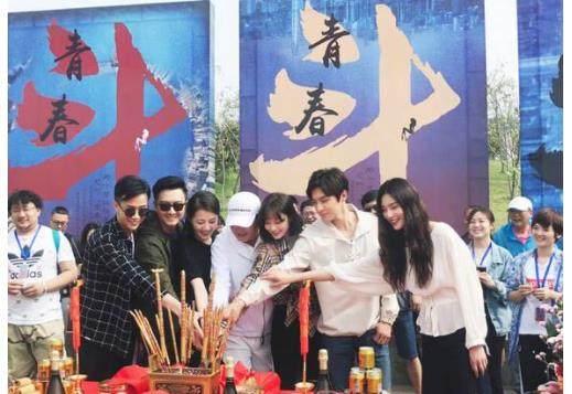 《青春斗》开拍,五美ktv内斗艳,郑爽咬手指动作胜所有