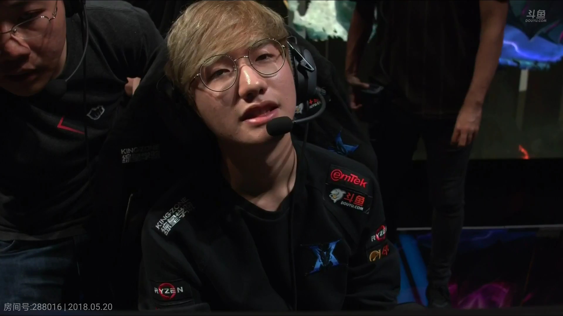 lol:pray这生无可恋的眼神到底在看谁?小花生要为kz背锅了!