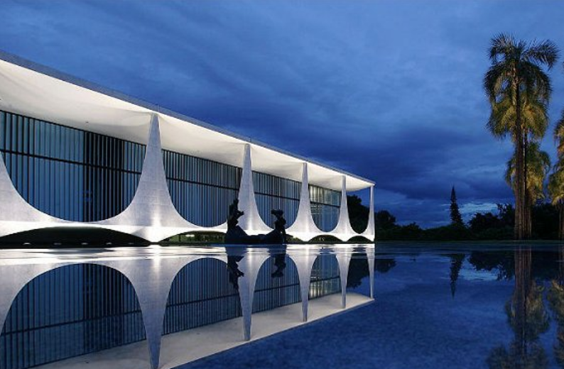 图四是位于巴西首都巴西利亚的"黎明宫",接待了1956年以来的每一任