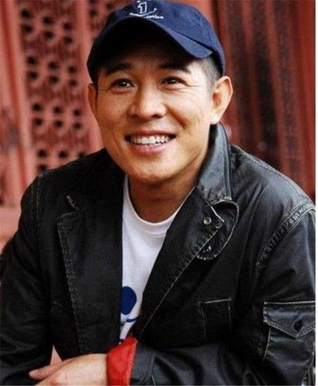 2岁父亲去世,母亲收入微薄,今自己开宾利成巨星,走路却要搀扶