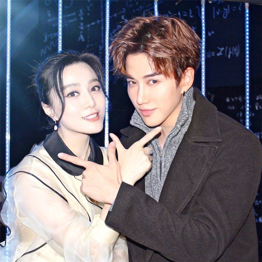 范冰冰7张亲密的合照,图6秒变村姑,图7和angelababy同台输了!