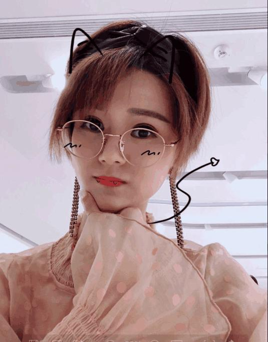 微笑女友苏小妍微博晒照,画风大变!网友:是整容了还是换了头?