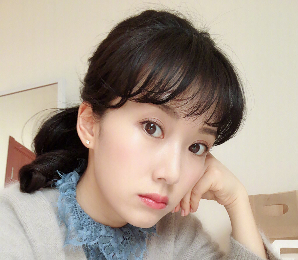 33岁李念近照,素颜水嫩气质清纯,和外籍男友人玩举高高好有爱