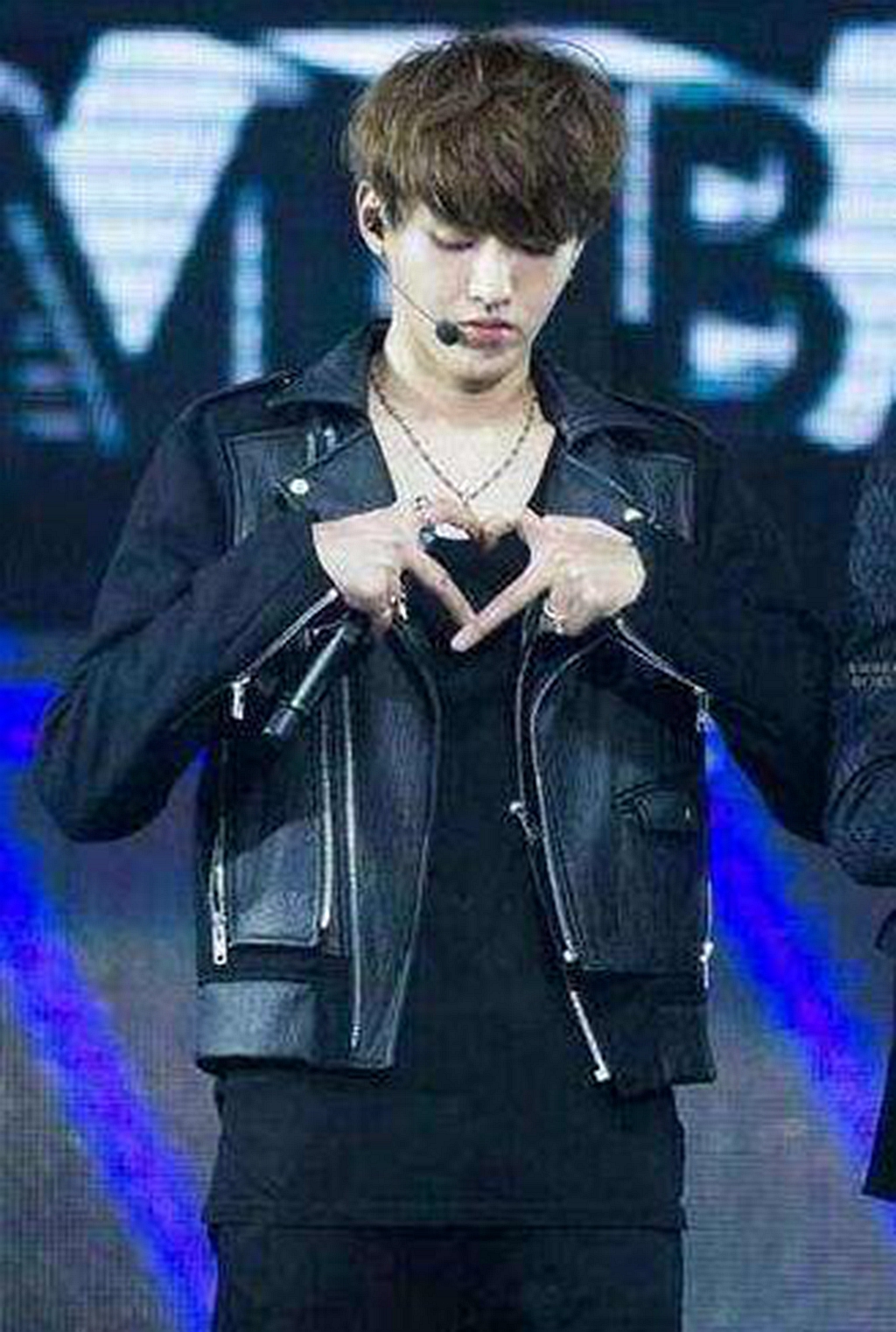 吴亦凡比心,男神比心,吴亦凡呆萌,张艺兴帅气,最后一个太可爱了!