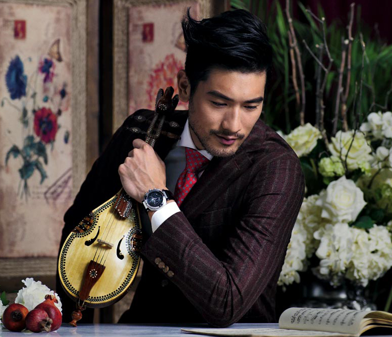 充斥着男性荷尔蒙的高以翔,也是留着络腮胡子的魅力大叔,太有范