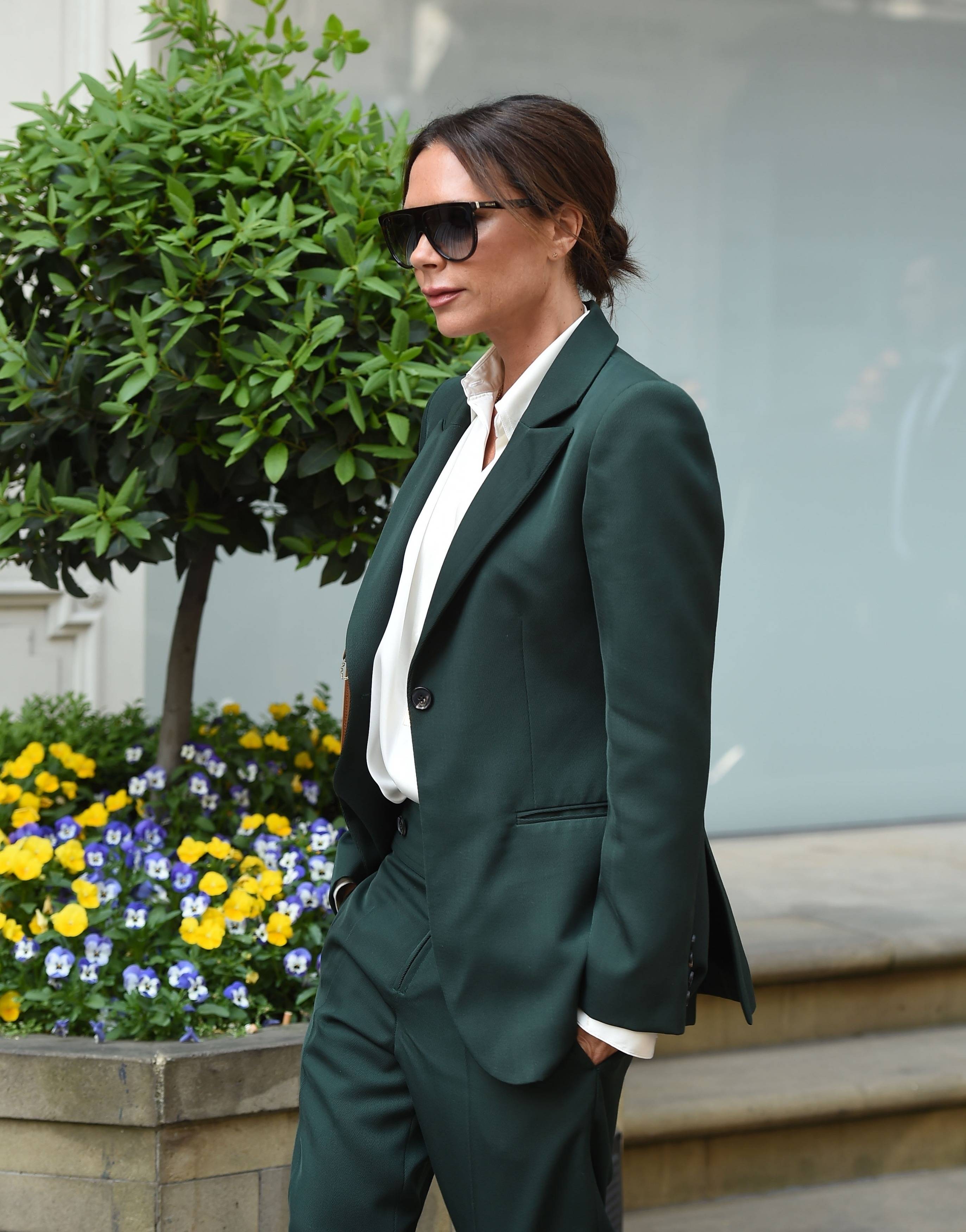 贝嫂victoria beckham,一身墨绿色西装手插裤袋,霸道总裁范十足